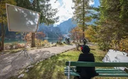 Making-Of: Die Darstellerin Liz Marmsoler mit Blick auf den Pragser Wildsee bei Umbauarbeiten Making-Of: Die Darstellerin Liz Marmsoler mit Blick auf den Pragser Wildsee bei Umbauarbeiten