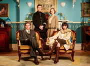 (v.li.): Nathan Page (Detective John ‚Jack‘ Robinson), Hugo Johnstone-Burt (Constable Hugh Collins), Ashleigh Cummings (Dorothy ‚Dot‘ Williams), Essie Davis (Phryne Fisher) (v.li.): Nathan Page (Detective John ‚Jack‘ Robinson), Hugo Johnstone-Burt (Constable Hugh Collins), Ashleigh Cummings (Dorothy ‚Dot‘ Williams), Essie Davis (Phryne Fisher)