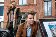 Moritz Brenner (Johannes Hendrik Langer, l.) kommt mit Darius Schwarz (Niclas Rohrwacher, r.) ins Gespr&auml;ch. Das B&uuml;ro des Immoblienmaklers befindet sich zuf&auml;llig im selben Geb&auml;ude, wie das Startup der drei jungen Frauen.