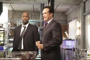 Mr. White (Richard T. Jones, li.) und Andrew Hacker (Diedrich Bader).
