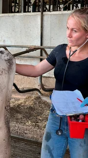 Sie hat den Milchviehbetrieb ihrer Eltern &uuml;bernommen. Nun m&ouml;chte Fenja Meiners aber vieles anders machen, am liebsten einen Biohof. Ohne aber alles &uuml;ber den Haufen zu schmei&szlig;en was ihre Eltern aufgebaut haben.