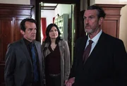 Radek (Hans-Werner Meyer, l.) und Mina (Jasmin Tabatabai) wundern sich über Prof. Sieberts (Kai Maertens, r.) Verhalten. Dass sein Sohn vermisst wird, scheint ihn nicht sonderlich zu berühren. Radek (Hans-Werner Meyer, l.) und Mina (Jasmin Tabatabai) wundern sich über Prof. Sieberts (Kai Maertens, r.) Verhalten. Dass sein Sohn vermisst wird, scheint ihn nicht sonderlich zu berühren.
