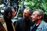 9. Julius Heine (Pinkas Braun, li.), Weihbischof Roman Rottmann (Hans Stetter, Mi.) und Berthold Sanwaldt (Günter Mack, re.) wollen gemeinsam für eine Woche fahrradfahren. 9. Julius Heine (Pinkas Braun, li.), Weihbischof Roman Rottmann (Hans Stetter, Mi.) und Berthold Sanwaldt (Günter Mack, re.) wollen gemeinsam für eine Woche fahrradfahren.