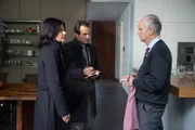 Radek (Hans-Werner Meyer, M.) und Mina (Jasmin Tabatabai, l.) suchen nach Dore. Aber auch ihr Vater Otto (Justus Carrière, r.) kann ihnen nicht sagen, wo seine Tochter ist. Radek (Hans-Werner Meyer, M.) und Mina (Jasmin Tabatabai, l.) suchen nach Dore. Aber auch ihr Vater Otto (Justus Carrière, r.) kann ihnen nicht sagen, wo seine Tochter ist.