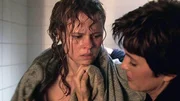 Nachdem Lori Thatcher (Stina Nielsen, l.) vergewaltigt worden war, zwang der Täter sie zu duschen. Detective Olivia Benson (Mariska Hargitay) hilft der verstörten Frau aus der Badewanne. Nachdem Lori Thatcher (Stina Nielsen, l.) vergewaltigt worden war, zwang der Täter sie zu duschen. Detective Olivia Benson (Mariska Hargitay) hilft der verstörten Frau aus der Badewanne.