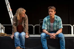Caro (Christina Gro&szlig;e) und Paul (Roman Knizka) sprechen sich aus.