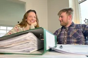 Jennifer und Sven Ole Johansson pr&uuml;fen, ob schon alle Versicherungen f&uuml;r den Brand in der Maschinenhalle aufgekommen sind.