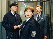 (v.li.) Brock (Leon Boden), Adler (Claudia Loerding) und Baal (Karen Boehne) beschuldigen Walter, Wilhelmina und Mel der Sabotage und lassen sie abf&uuml;hren.