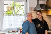 Theresa Bub (rechts) gemeinsam mit ihrer Mutter in der K&uuml;che.