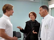 Als Dr. Roland Heilmann (Thomas R&uuml;hmann, rechts) den Verdacht hegt, dass seine Frau Pia (Hendrikje Fitz) mit dem Physiotherapeuten der Sachsenklinik Thomas Jansen (Christoph Kottenkamp) ein Verh&auml;ltnis hat, muss sie die Wahrheit offenbaren. Roland erf&auml;hrt, dass Pia eine Ausbildung zur Physiotherapeutin machen m&ouml;chte.