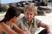 Lewis (Angus McLaren, re.) hat endlich verstanden, dass er und Cleo (Phoebe Tonkin, li.) zusammen geh&ouml;ren.