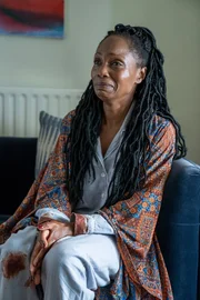 Lyn Cowie (Mina Andala) ist verzweifelt nach dem Mord an ihrem Mann.