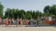 Warteschlange im Schwimmbad