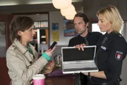 Dorit Bachmann (Heike Feist, l.) bittet Melanie (Sanna Englund, r.) und Mattes (Matthias Schloo, M.) um Hilfe. Von ihren elektronischen Ger&auml;ten wurden s&auml;mtliche Daten ferngel&ouml;scht.