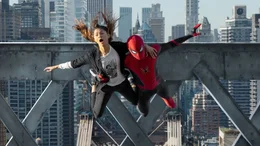 Spider-Man (Tom Holland) entf&uuml;hrt seine geliebte MJ (Zendaya) aus den New Yorker Stra&szlig;en, wo sie bedr&auml;ngt wurde, in luftige H&ouml;hen.