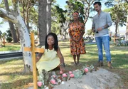 Kapitän Max Parger (Florian Silbereisen, r.) findet Lea Bremer (Melodie Wakivuamina, l.) nach langer Suche in Begleitung von Malaika Balewa (Motsi Mabuse, M.) auf einem Friedhof. Kapitän Max Parger (Florian Silbereisen, r.) findet Lea Bremer (Melodie Wakivuamina, l.) nach langer Suche in Begleitung von Malaika Balewa (Motsi Mabuse, M.) auf einem Friedhof.