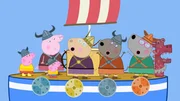 Heute verbringen Peppa und Schorsch (li.) den Tag mit Oma Wutz und ihren Freundinnen, um Wikinger zu spielen. Sie nutzen Opa Wutz' Boot als Wikingerschiff und stechen in See. Die Wikinger haben viel Spa&szlig; auf dem Boot, bis sie bemerken, dass sie ihren Proviant vergessen haben. Auf der Suche nach Essen machen sie einen Landgang und treffen letzten Endes auf Frau M&uuml;mmels Imbissstand.