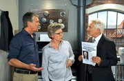 Thomas (Gerry Hungbauer, r.) macht Sebastian (Klaus Zmorek, l.) im Beisein von Inge (Peggy Lukac, M.) schwere Vorwürfe. Thomas (Gerry Hungbauer, r.) macht Sebastian (Klaus Zmorek, l.) im Beisein von Inge (Peggy Lukac, M.) schwere Vorwürfe.