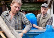 Forellenz&uuml;chter Max (Michael Fitz, links) und sein Helfer Wolfgang (Mats Reinhardt) f&uuml;rchten angesichts eines um sich greifenden Virus um das Leben ihrer Fische.