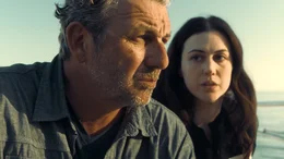 Das Gel&auml;nde, auf dem Tom (Hans Sigl) und Sophia (Hana Sofia Lopes) den kleinen Noa vermuten, ist streng bewacht und nur &uuml;ber den Wasserweg zug&auml;nglich.