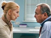 MDR Fernsehen IN ALLER FREUNDSCHAFT FOLGE 465, "Geheimniskr&auml;merei", am Dienstag (21.01.14) um 11:45 Uhr. Prof. Simoni (Dieter Bellmann) hat seine Beschwerden vor Oberschwester Ingrid (Jutta Kammann) geheim gehalten. Erst als die L&auml;hmung auf sein Bein &uuml;bergreift, offenbart er sich.