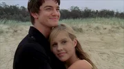 Emma (Claire Holt, re.) will Ash (Craig Horner, li.) endlich gestehen, dass sie eine Meerjungfrau ist. Emma (Claire Holt, re.) will Ash (Craig Horner, li.) endlich gestehen, dass sie eine Meerjungfrau ist.