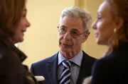 Billy (Aglaia Szyszkowitz) und Susanne (Eva Verena Müller) hatten gerade so viel Spaß miteinander, da wird Billy von Heinz Hammel (Rolf Berg) daran erinnert, dass sie einen Pfändungsbeschluss ausführen muss. Billy (Aglaia Szyszkowitz) und Susanne (Eva Verena Müller) hatten gerade so viel Spaß miteinander, da wird Billy von Heinz Hammel (Rolf Berg) daran erinnert, dass sie einen Pfändungsbeschluss ausführen muss.