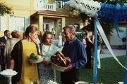 Es stehen gro&szlig;e Ver&auml;nderungen im Hause Sanwaldt an. Zum Abschied geben Berthold Sanwaldt (G&uuml;nter Mack, r.) und Margot Sanwaldt (Jutta Speidel, l.) eine geb&uuml;hrende Abschiedsfeier f&uuml;r Patty (Fritzi Eichhorn, M.) und die anderen T&ouml;chter.
