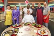 Gruppenfoto von links: Kandidatinnen Ute Steininger, Milena Kamp, Pia Schrader, Juror Thomas Martin, Moderator Nelson M&uuml;ller, Kandidaten Daniel Schmidt, Stefan Rietmann und Harald "Hary" Bauer