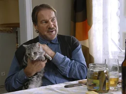 ARD/NDR DIE KATZE, am Freitag (04.11.11) um 00:15 Uhr im ERSTEN. (G&ouml;tz George) mit Katze Lilli.
