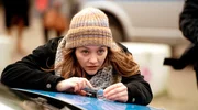 Charlie (Mathilde Bundschuh) versucht ihren Vater mit einem Trick zu retten. Charlie (Mathilde Bundschuh) versucht ihren Vater mit einem Trick zu retten.