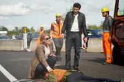 Marie Brand (Mariele Millowitsch, l.) vergewissert sich, dass Claudio Messina (Sami Loris, M.) tot ist. Giuseppe Costa (Nicola Perot, 2.v.r.) beobachtet das Ganze argwöhnisch. Marie Brand (Mariele Millowitsch, l.) vergewissert sich, dass Claudio Messina (Sami Loris, M.) tot ist. Giuseppe Costa (Nicola Perot, 2.v.r.) beobachtet das Ganze argwöhnisch.