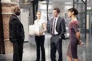 Brennan (Emily Deschanel, 2.v.li.), Sweets (John Francis Daley, 2.v.re.) und Cam (Tamara Taylor) werden von Mr. White (Richard T. Jones) und seiner geheimnisvollen Regierungstruppe im Institut festgehalten und beauftragt, die Todesursache einer streng geheimen, nicht identifizierten Leiche festzustellen Brennan (Emily Deschanel, 2.v.li.), Sweets (John Francis Daley, 2.v.re.) und Cam (Tamara Taylor) werden von Mr. White (Richard T. Jones) und seiner geheimnisvollen Regierungstruppe im Institut festgehalten und beauftragt, die Todesursache einer streng geheimen, nicht identifizierten Leiche festzustellen