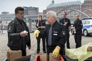 Wolle (Harald Maack, M.) versteht keinen Spa&szlig;, wenn es um M&uuml;lltrennung geht. Das kriegt auch Hans (Bruno F. Apitz, l.) zu sp&uuml;ren. Im Hintergrund Melanie Hansen (Sanna Englund, 2.v.l.), Mattes Seeler (Matthias Schloo, 2.v.r.), Franzi Jung (Rhea Harder-Vennewald, r.).