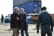 Bei Martin Diekmann (Jörg Pose) und seiner Frau Jutta (Esther Roling) liegen die Nerven blank, seit ihre Tochter entführt wurde. Ihre Verzweiflung bekommt auch Sarah (Lisa Maria Potthoff) zu spüren. Bei Martin Diekmann (Jörg Pose) und seiner Frau Jutta (Esther Roling) liegen die Nerven blank, seit ihre Tochter entführt wurde. Ihre Verzweiflung bekommt auch Sarah (Lisa Maria Potthoff) zu spüren.