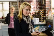 Als Bea (Caroline Maria Frier) mit Julia (Jenny Bach, h.) das Loft betritt und auf einer Flasche ein Foto vorfindet, glaubt sie, Ingos Überraschung bereits erraten zu haben. Als Bea (Caroline Maria Frier) mit Julia (Jenny Bach, h.) das Loft betritt und auf einer Flasche ein Foto vorfindet, glaubt sie, Ingos Überraschung bereits erraten zu haben.