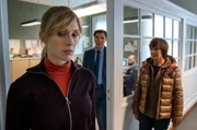 Dr. Brunner (Max Hopp) und Karin Lossow (Katrin Sass) machen sich Sorgen um  Ellen (Rikke Lylloff).