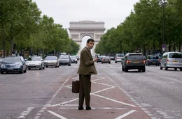 Laut Mr. Beans (Rowan Atkinson) Kompass ist die Avenue des Champs &Eacute;lys&eacute;es der direkte Weg, um zu Fu&szlig; zum Gare-de-Lyon zu kommen.