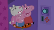 Peppa und ihre Familie besuchen ein riesiges Einkaufszentrum mit vielen verschiedenen kleinen L&auml;den. W&auml;hrend Mama Wutz Frau M&uuml;mmels Wohlf&uuml;hrloase f&uuml;r ihren "perfekten Tag" besucht, machen Peppa (re.) und Schorsch (mi.) gemeinsame Fotos im Fotoautomaten mit ihrer Freundin Luzie Locke (li.).