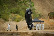 Das Auto und die Leiche wurden gefunden. Weyer (Tristan Seith, l.) und Helen Dorn (Anna Loos, 2.v.l.) suchen nach weiteren Hinweisen.