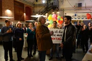 Friedemann Sonntag (Christian Pätzold, 3.v.r.) wird von seinen Kollegen in den wohlverdienten Ruhestand verabschiedet. Friedemann Sonntag (Christian Pätzold, 3.v.r.) wird von seinen Kollegen in den wohlverdienten Ruhestand verabschiedet.