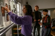Annabell Lorenz (Stephanie Stumph, l.), Caspar Bergmann (Thomas Heinze, M.) und Julia Lulu Zhao (Yun Huang, r.) tragen ihre bisherigen Erkenntnisse zusammen.