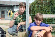 "Der schwarze L&ouml;we", Der SV Heidfeld steht vor dem sportlichen Offenbarungseid. Drei Asylwerber aus Nigeria sollen helfen. &Uuml;berraschend schie&szlig;en die sympathischen Kicker aus Afrika nicht nur Tore, sie leben sich tadellos in Heidfeld ein.   Als einer der drei kurz vor dem Entscheidungsspiel einen Abschiebebescheid erh&auml;lt, setzt die Ortschaft Himmel und Erde in Bewegung, um ihren "schwarzen L&ouml;wen" zu behalten.Im Bild (v.li.): Michael Steinocher (Tino), Lukas Dietrich (Maxl).  SENDUNG: ORF eins - DO - 02.01.2020 - 21:55 UHR. - Veroeffentlichung fuer Pressezwecke honorarfrei ausschliesslich im Zusammenhang mit oben genannter Sendung oder Veranstaltung des ORF bei Urhebernennung.