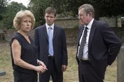 Die Witwe Hilary King (Susan Tracy, l.), DS Ben Jones (Jason Hughes, M.) und DCI Tom Barnaby (John Nettles, r.).