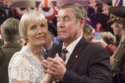 Joyce (Jane Wymark) ist gl&uuml;cklich, wieder einmal mit ihrem Tom (John Nettles) zu tanzen, auch wenn der den Ball nur eines Falles wegen besucht.
