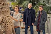 Arthur Bauer (Gerd Silberbauer, m.) und Dominik Morgenstern (Joscha Kiefer, r.) befragen Anna Wieland (Julia Richter, l.) in der Scheune.