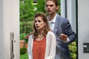 Aus Sorge um seine demente Mutter Claire (Judith Rosmair, l.), will Ivo Hubmaier (Valentino Dalle Mura, r.) so schnell wie möglich mit ihr verschwinden. Aus Sorge um seine demente Mutter Claire (Judith Rosmair, l.), will Ivo Hubmaier (Valentino Dalle Mura, r.) so schnell wie möglich mit ihr verschwinden.