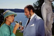Sigrid Hohdorf (Christine Ostermayer) hat Grund zum Feiern. Ihr Lebenspartner Julius Heine (Pinkas Braun) beginnt zu erraten, weshalb.
