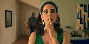 Mari (Maryam Zaree, M.) will, dass Zoes neue Freundin sich bei ihnen zu Hause willkommen f&uuml;hlt und h&auml;ngt Kunst auf.