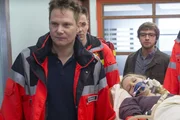 Boris Uhlmanns (Jonas Minthe, hinten) Freundin Maya (Anna Luise Borner) konnte noch rechtzeitig durch Dr. Haase (Fabian Harloff, l.) versorgt werden.